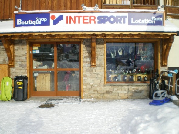 vitrine-magasin-intersport-st-jean-neige-ski.JPG